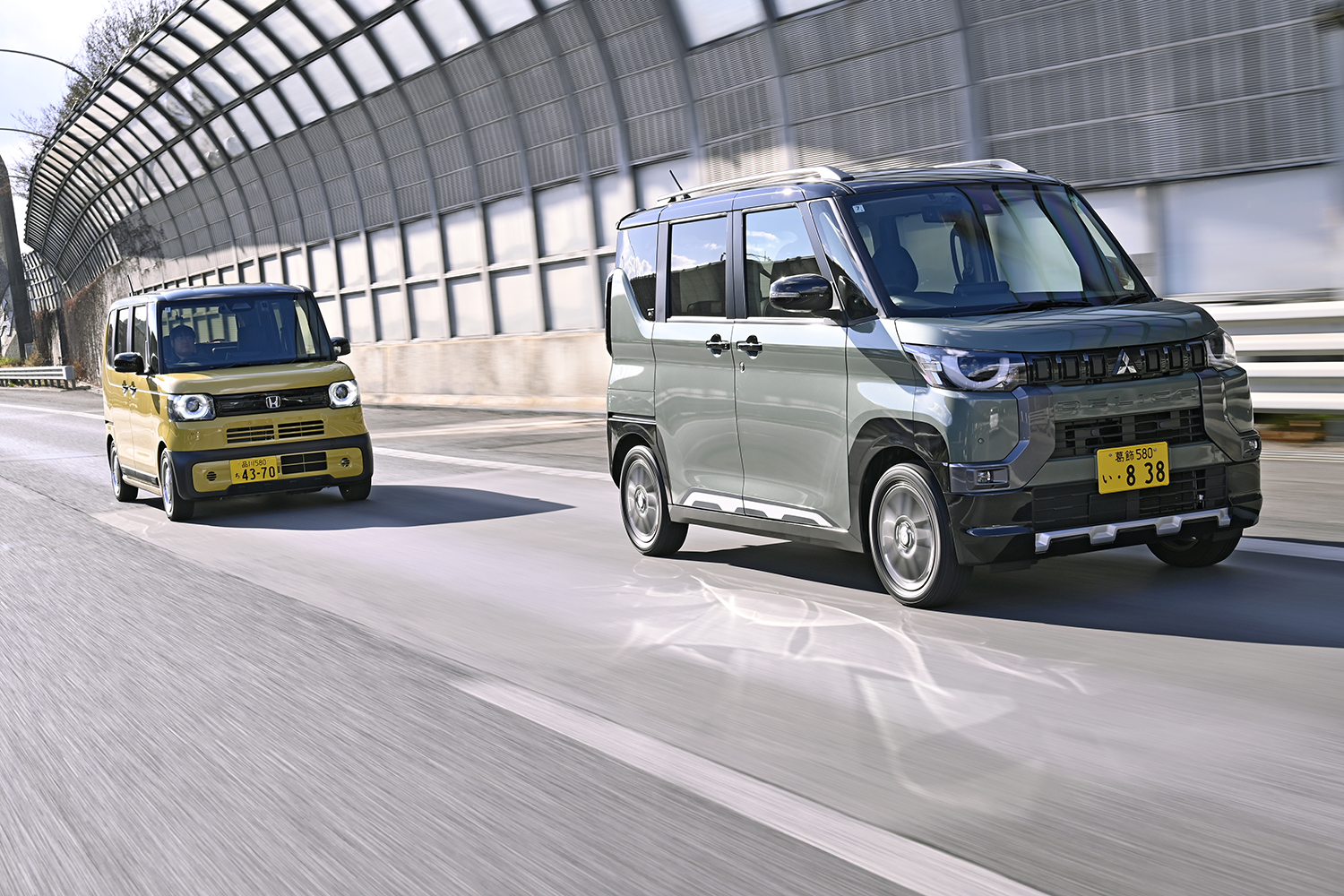 高速道路を走る三菱デリカミニとホンダN-BOXジョイ