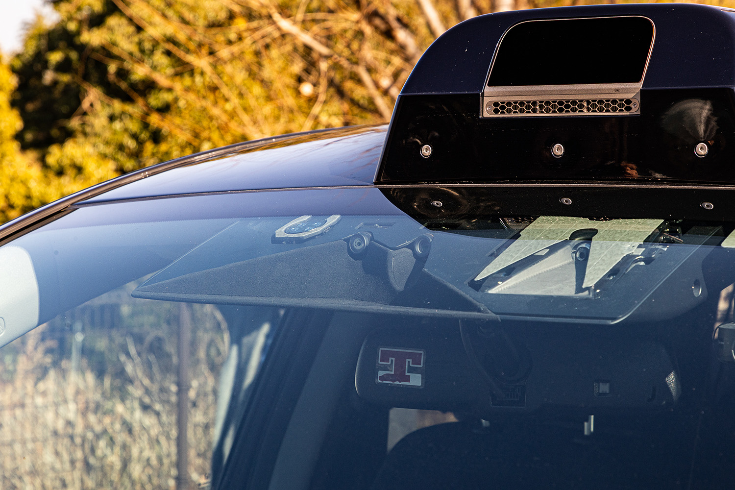 ルーフに設置されたLiDARとフロントガラスエリアに設置された2連カメラ 〜 画像2