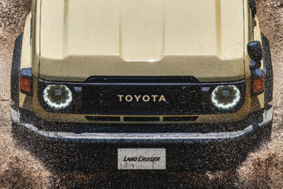 「250」も「300」も待てば買えるけど「ランクル70」だけはいつまでも受注停止！　中古価格も爆騰してるしいっそ海外仕様の並行輸入車に乗るってのはアリ？