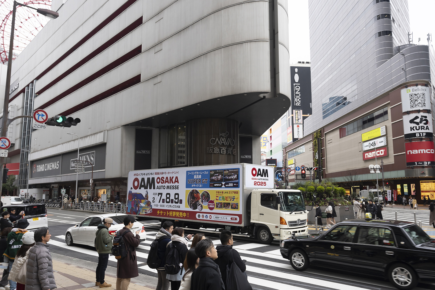 都市部を走るアドトラック