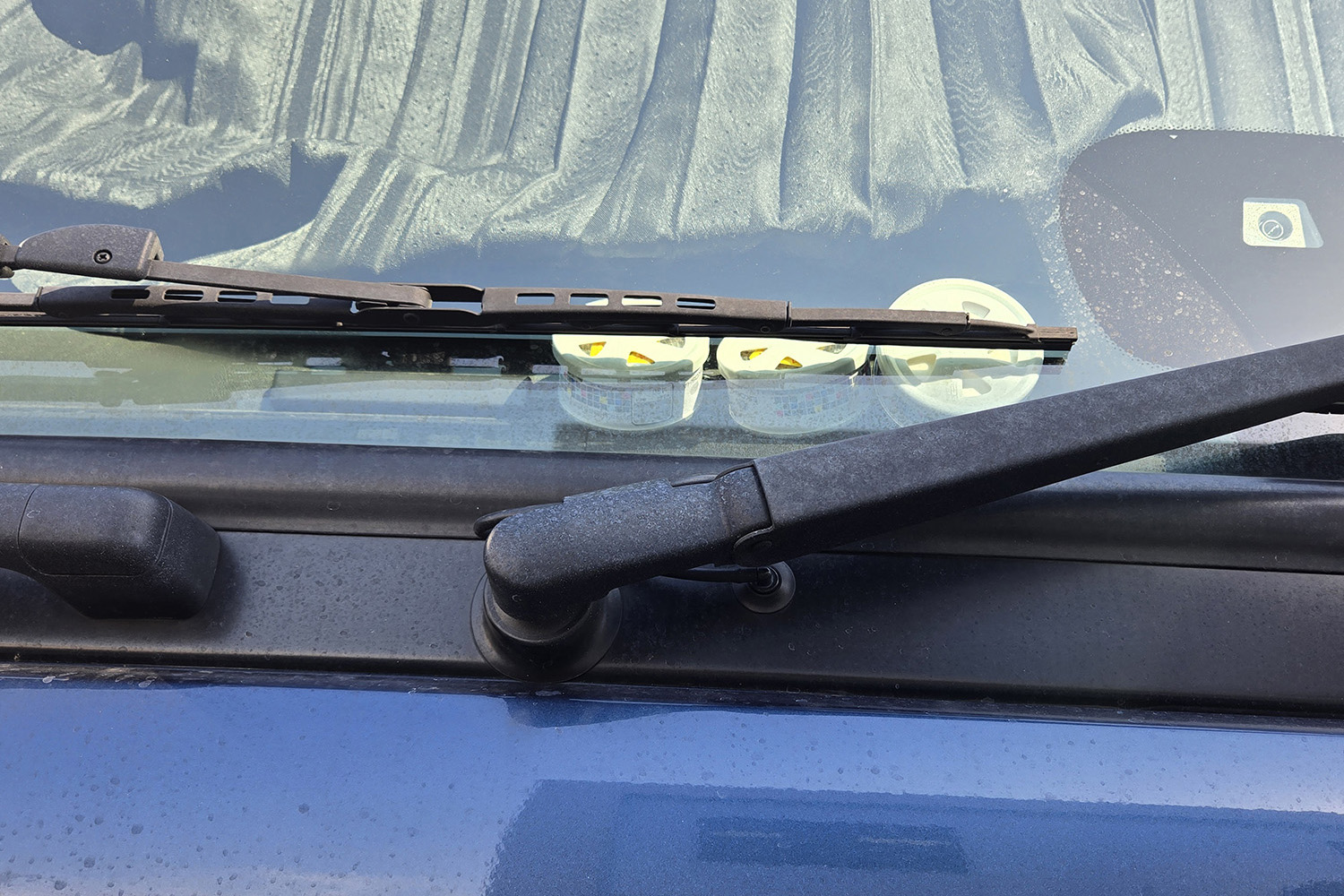 トラックのフロントウィンドウに並べられた芳香剤