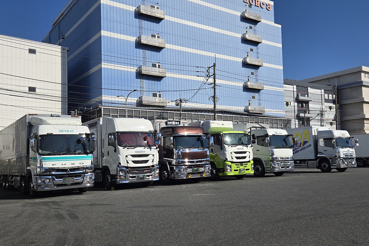 埠頭に並ぶ大型トラック