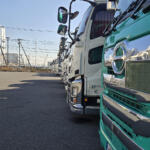 【画像】トラックのフロントガラスにずらっと並ぶ芳香剤！　そんなに匂いが好きなのかと思ったらまさかの「カスタム」要素だった 〜 画像3