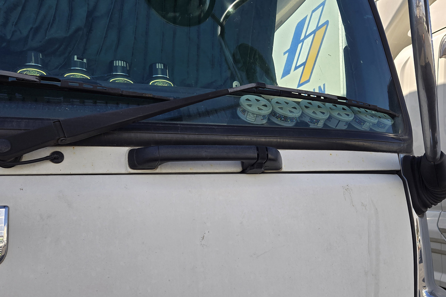 トラックのフロントウィンドウに並べられた芳香剤