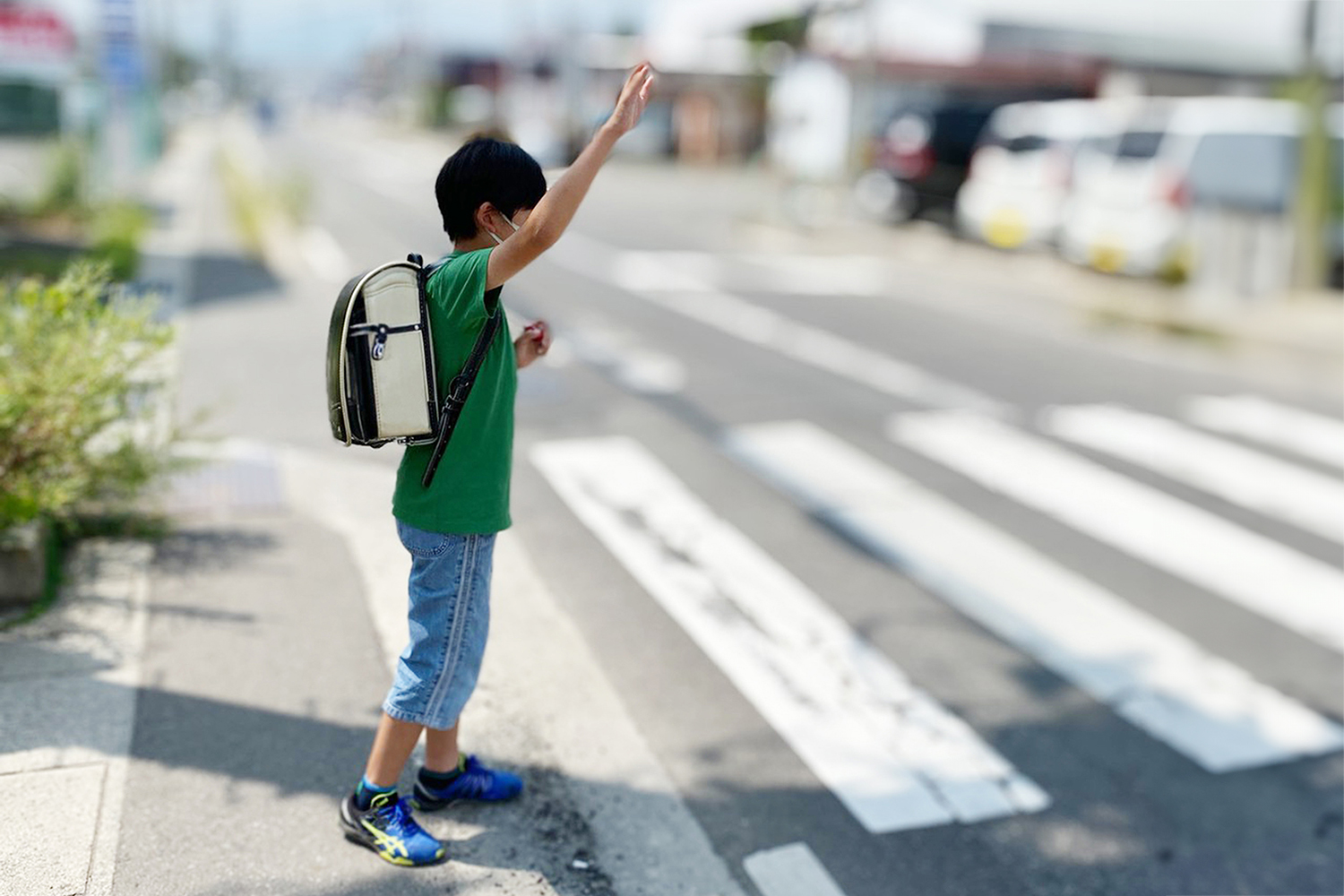 横断歩道をわたる児童