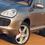 SUVじゃなくて「あくまで新しい形のスポーツカー」って言い張った！　ガチでその後のクルマ界を変えた「ポルシェ・カイエン」【21世紀スーパーカーFILE #017】