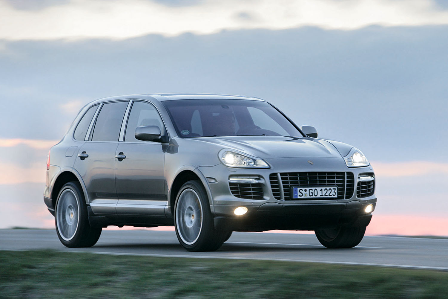 ポルシェ・カイエンターボSの走行シーン