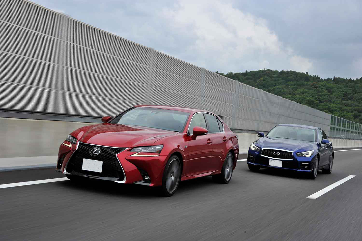 高速道路で前走車を煽る車両