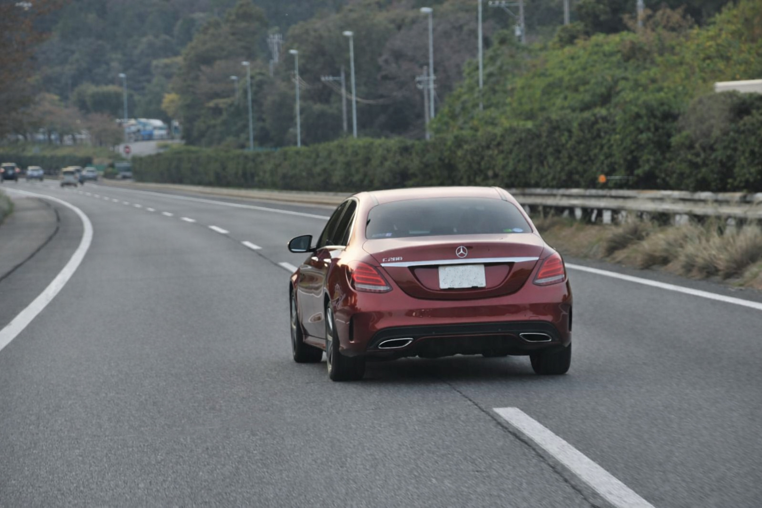 高速道路で車線変更する車両