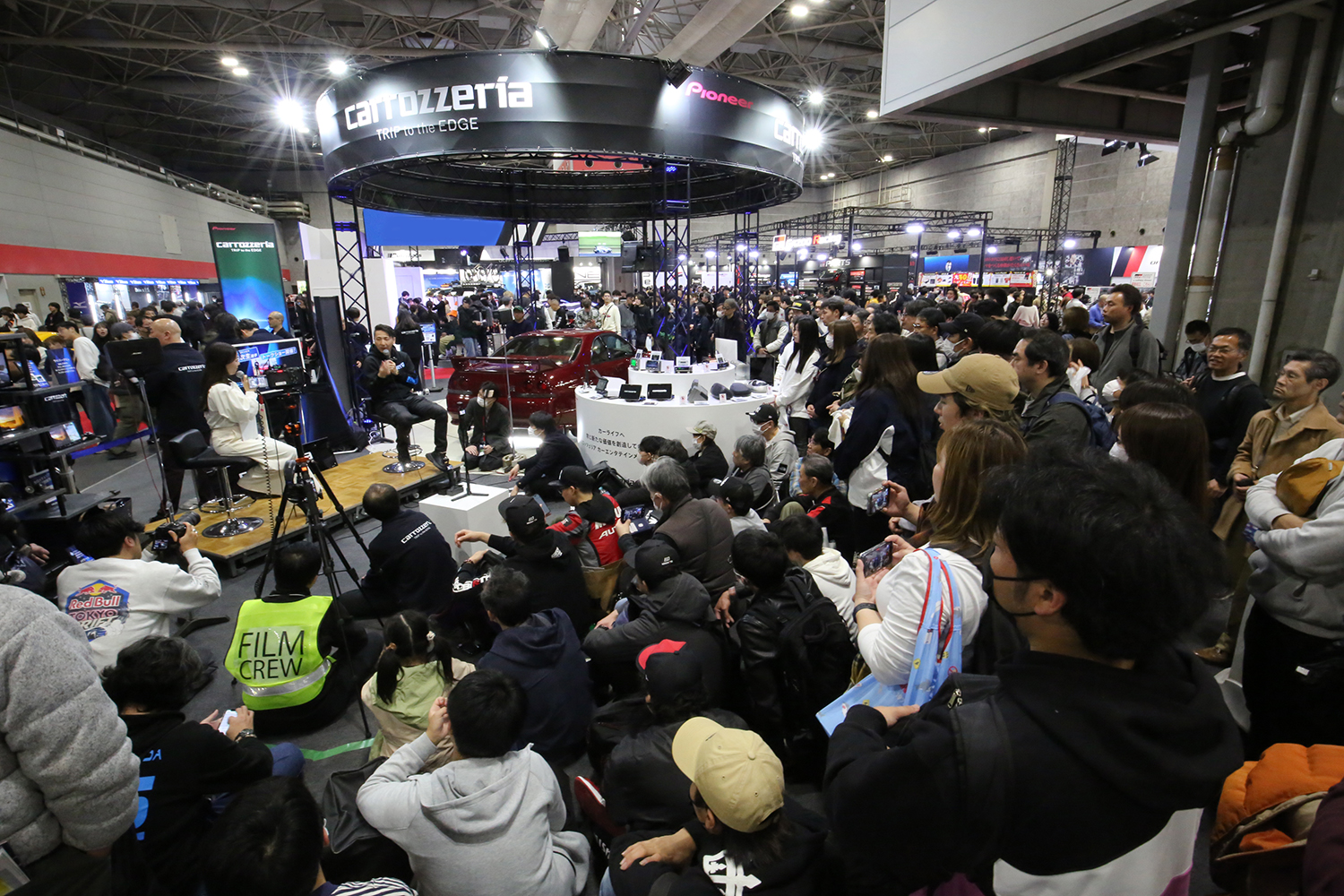 Carrozzeriaのブースでトークショーをする松田次生さん