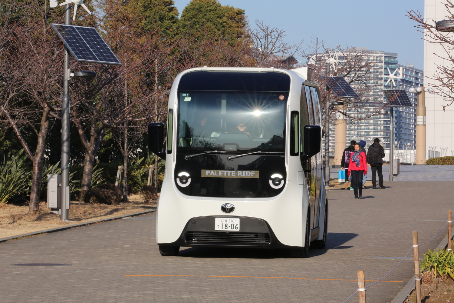 公園内を走行するe-パレット