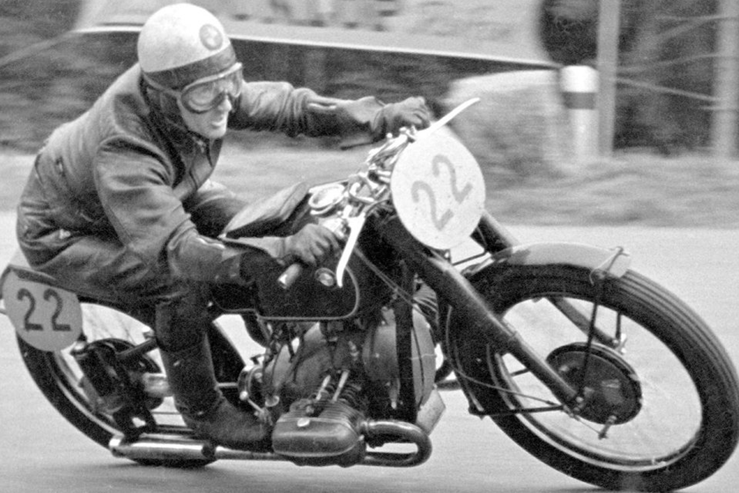 レースに参戦する1930年代のBMW製バイク