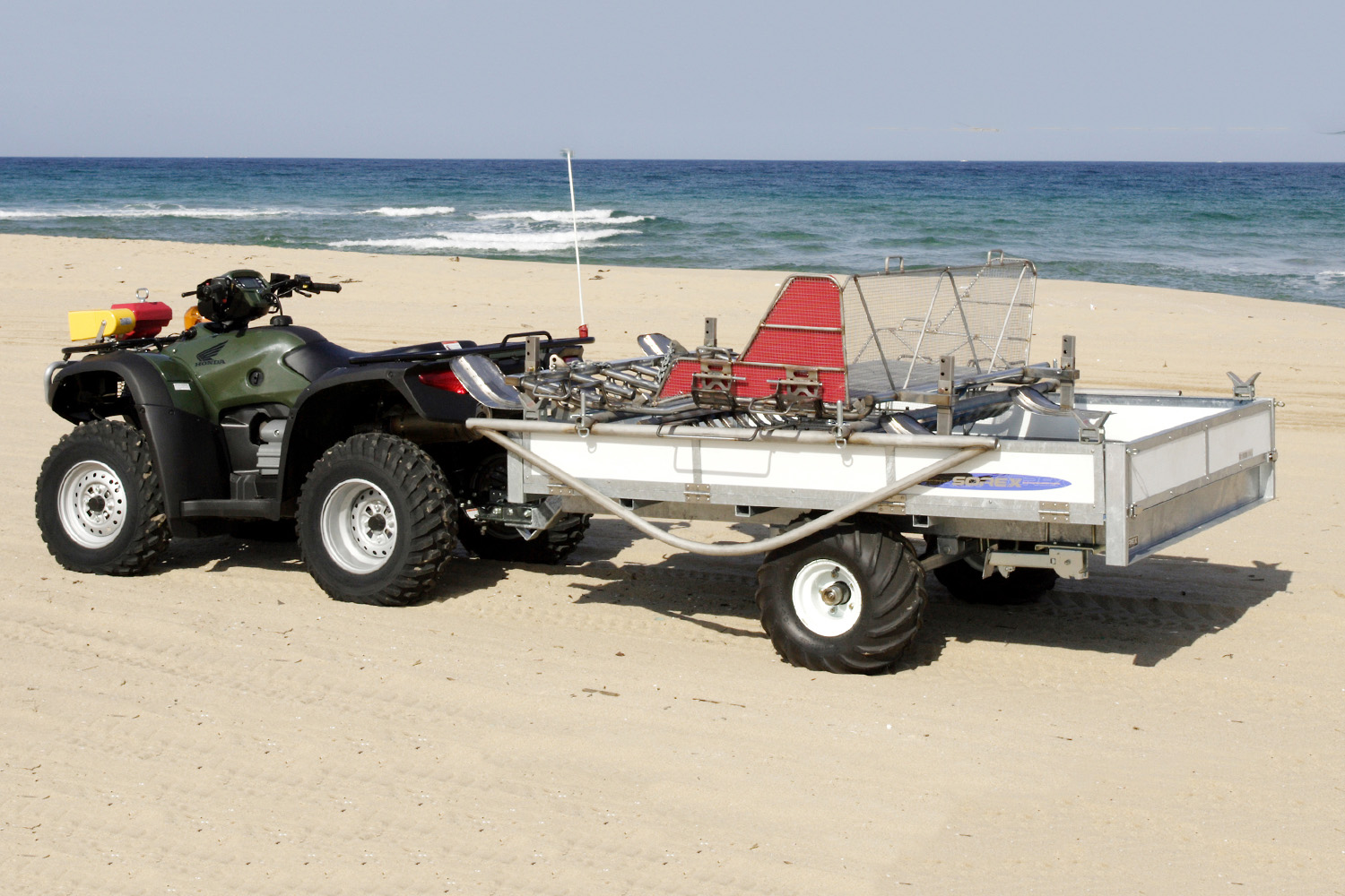 ATVにトレーラーを取り付けている様子 〜 画像4