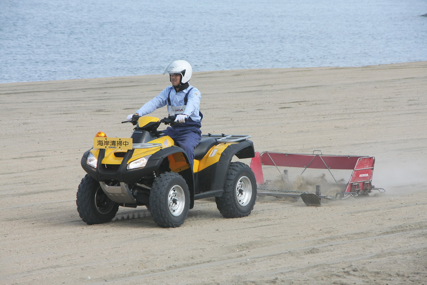 宮城県の月浜海水浴場にてビーチクリーン活動をする様子