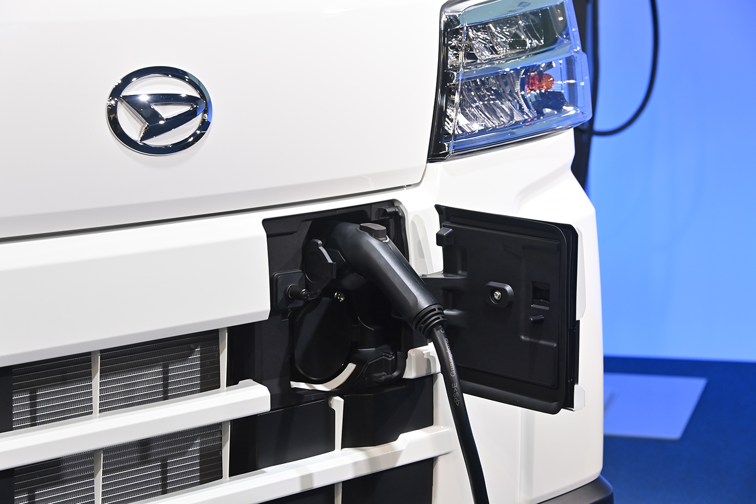 e-ハイゼット カーゴの充電インレット 〜 画像2