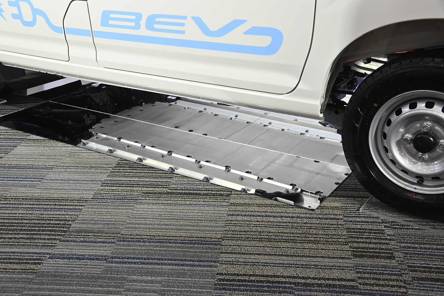 e-ハイゼット カーゴのフロア下