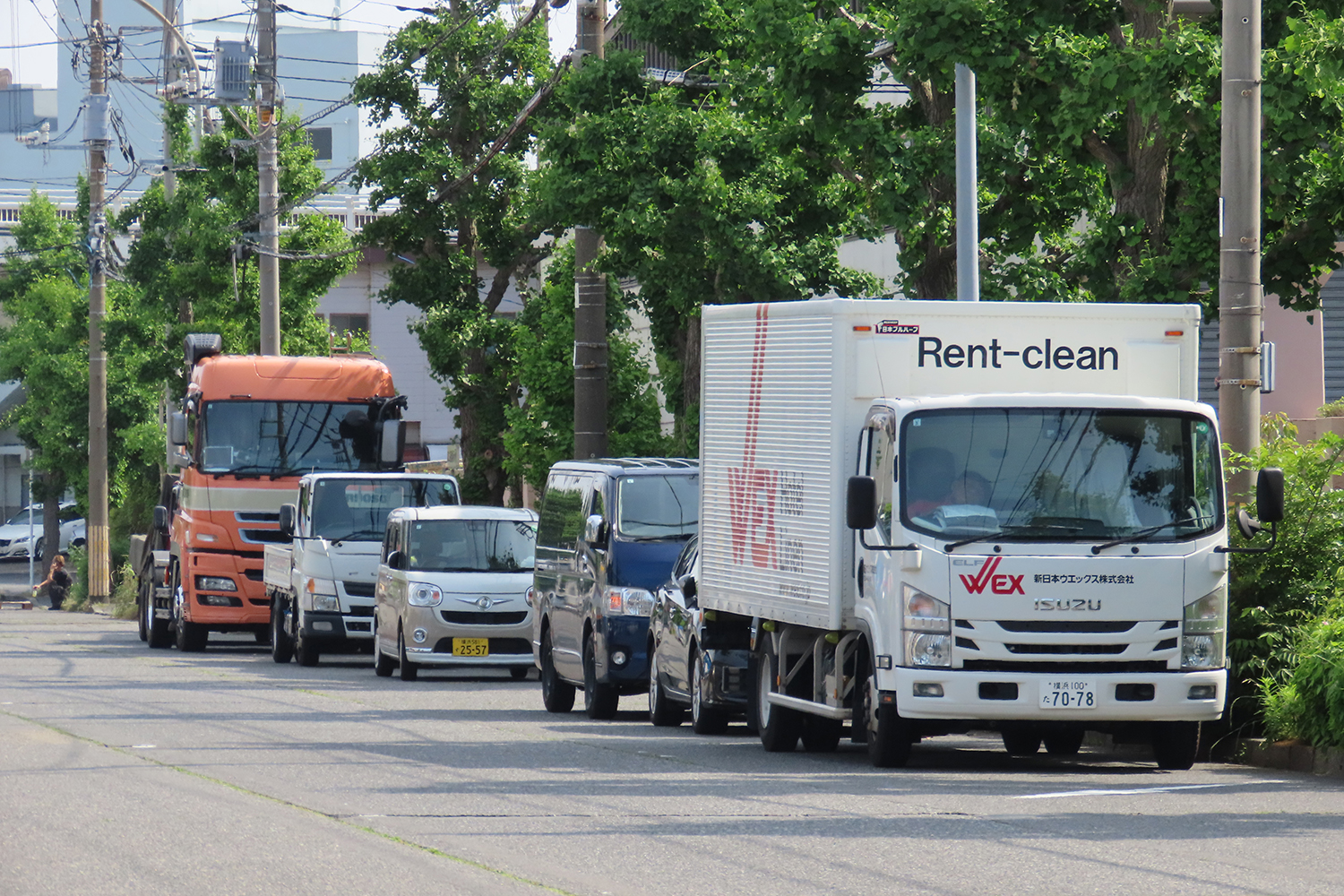 荷待ちするトラックのイメージ