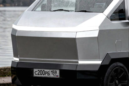 テスラが新たなクルマを……と思ったらロシアのルッソバルト？　サイバートラック感全開の謎のクルマの正体とは