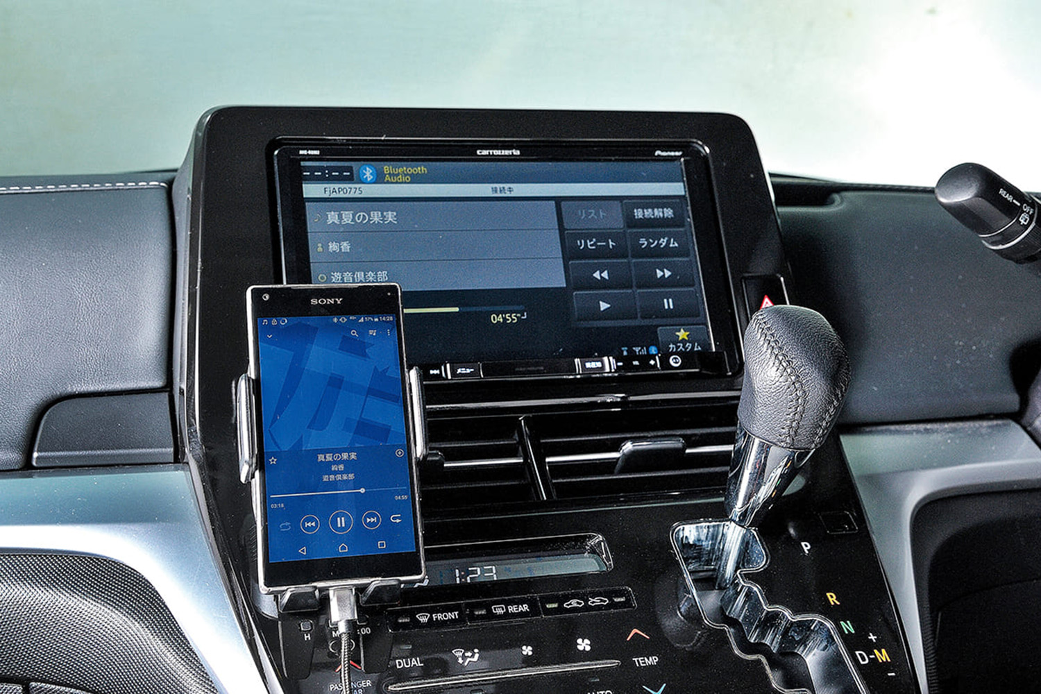 車内でスマホの音楽配信サービスを使うイメージ