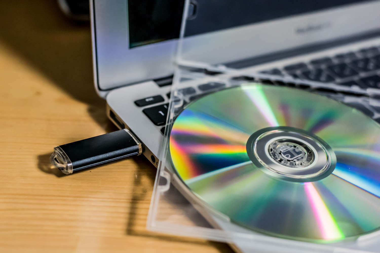 CDかのデータをパソコン経由でUSBメモリーに移すイメージ