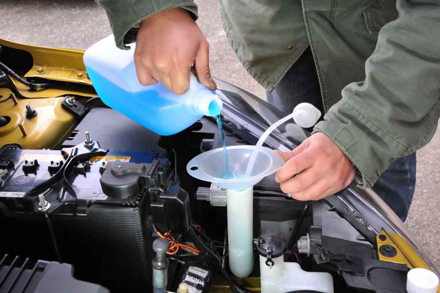 ウォッシャー液を充填しているようす