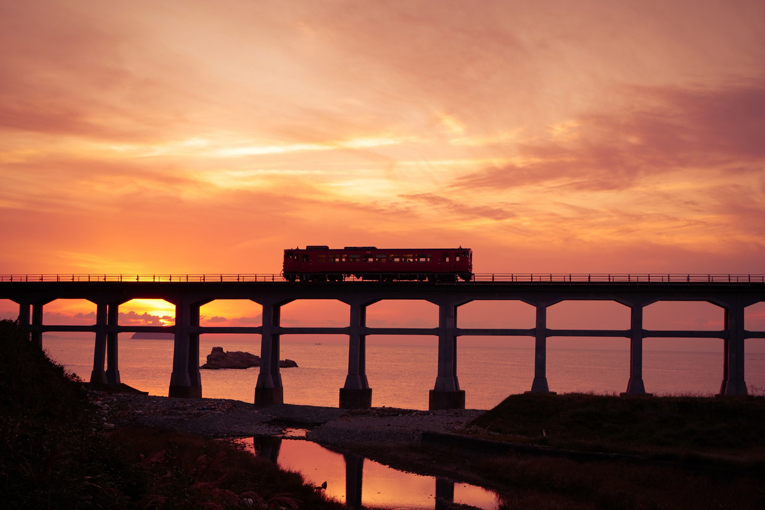 夕日に染まる「惣郷川橋梁（そうごうがわきょうりょう）」 〜 画像17