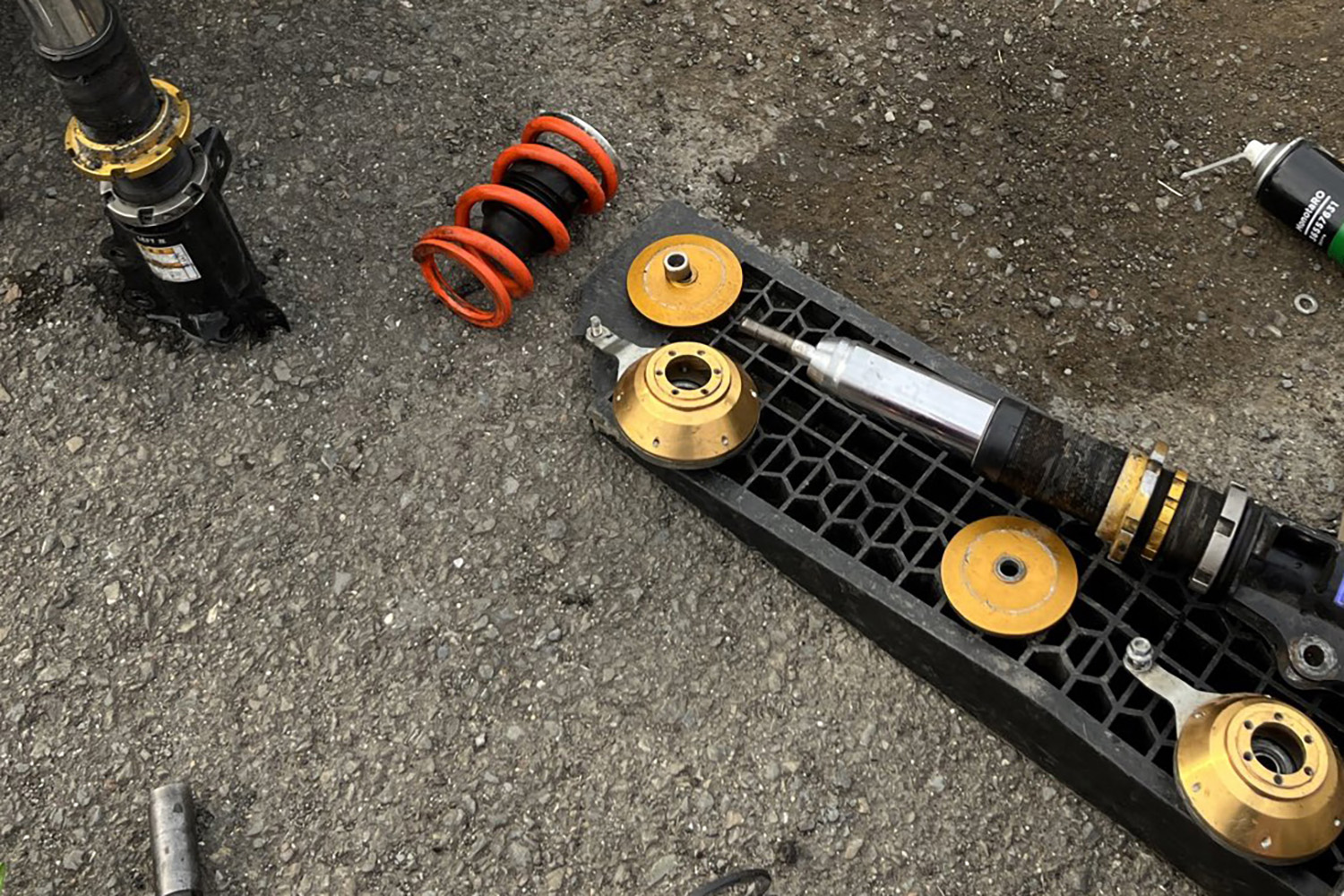 車高調の分解イメージ