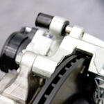 【画像】ごっつい対向ブレーキキャリパーはいかにも高性能……だがじつは「片押し」にも性能面でのアドバンテージがある！ 〜 画像1