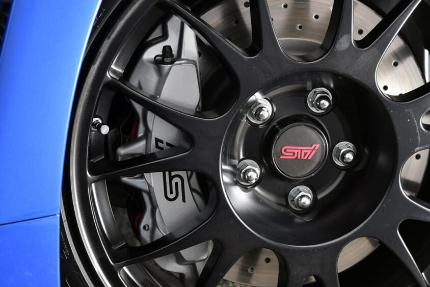 ごっつい対向ブレーキキャリパーはいかにも高性能……だがじつは「片押し」にも性能面でのアドバンテージがある！