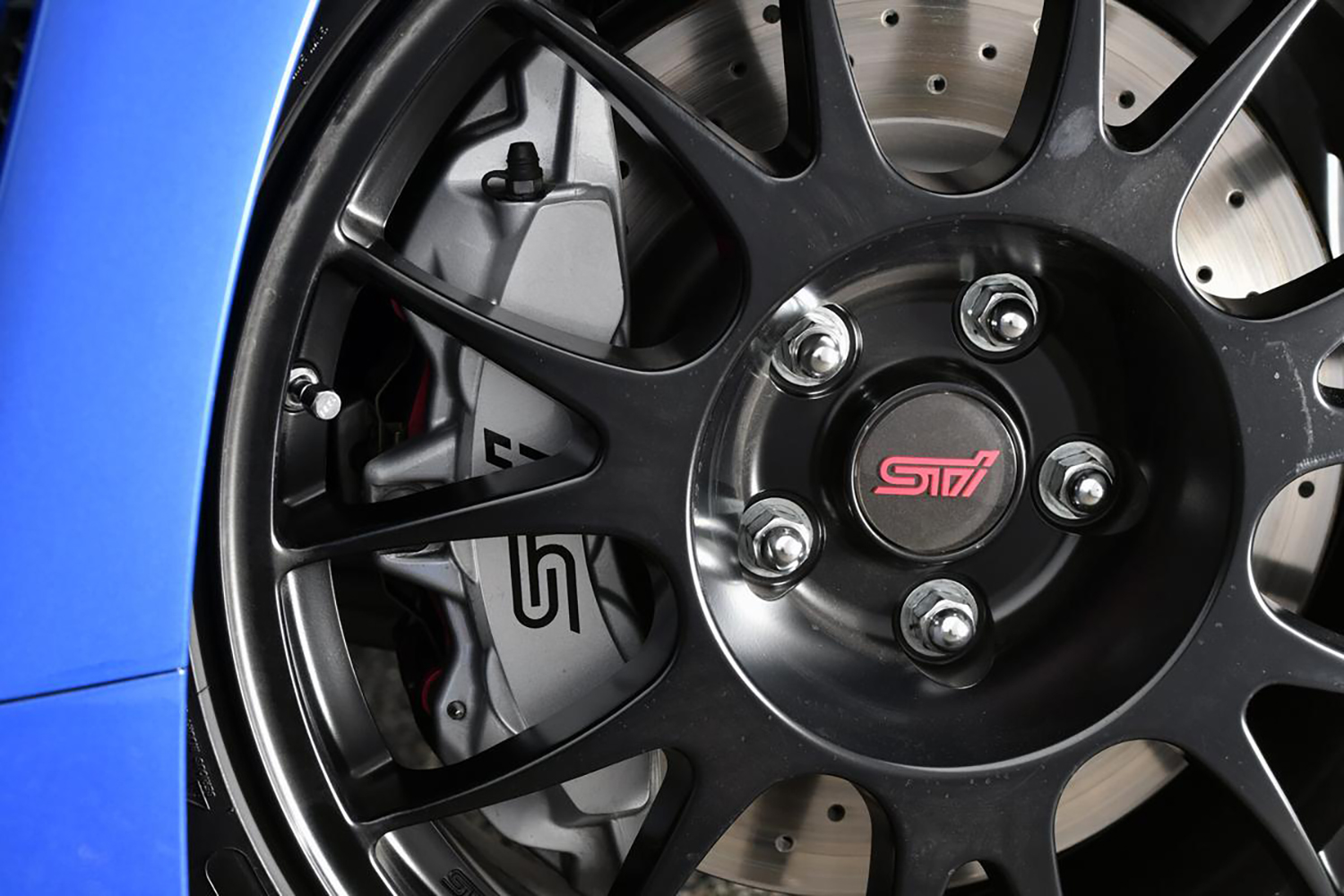 ブレーキキャリパーの片押しと対向はどう違うか