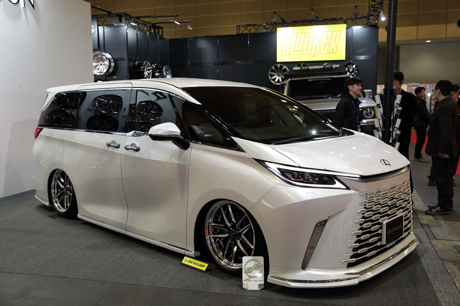 エアロパーツを装着したレクサスLM