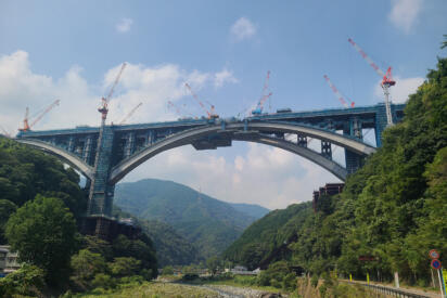 新東名がさらに便利になるまであと２年！　全線開通の鍵を握る「山北天空大橋」とは