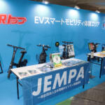 会場内に設けられた試乗コースをスイスイ走る！　最新の二輪・三輪・四輪電動バイクが「EVスマートモビリティ体験エリア」に集結【大阪オートメッセ2026】