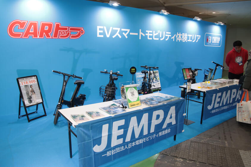 会場内に設けられた試乗コースをスイスイ走る！　最新の二輪・三輪・四輪電動バイクが「EVスマートモビリティ体験エリア」に集結【大阪オートメッセ2026】