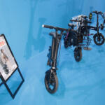 【画像】会場内に設けられた試乗コースをスイスイ走る！　最新の二輪・三輪・四輪電動バイクが「EVスマートモビリティ体験エリア」に集結【大阪オートメッセ2026】 〜 画像2