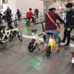 【画像】会場内に設けられた試乗コースをスイスイ走る！　最新の二輪・三輪・四輪電動バイクが「EVスマートモビリティ体験エリア」に集結【大阪オートメッセ2026】 〜 画像3