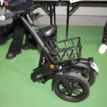 【画像】会場内に設けられた試乗コースをスイスイ走る！　最新の二輪・三輪・四輪電動バイクが「EVスマートモビリティ体験エリア」に集結【大阪オートメッセ2026】 〜 画像4