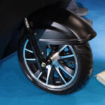 【画像】会場内に設けられた試乗コースをスイスイ走る！　最新の二輪・三輪・四輪電動バイクが「EVスマートモビリティ体験エリア」に集結【大阪オートメッセ2026】 〜 画像12