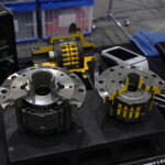 【画像】ハイエースとS30Zというまるで違う２台で示す最新トレンド！　OS技研が描く性能追求の幅がスゴすぎる【大阪オートメッセ2026】 〜 画像14