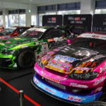 【画像】ドリフトマシンにショップも勢揃いで激アツ！　フォーミュラドリフトジャパンがブースを超えて「ゾーン」を展開【大阪オートメッセ2026】 〜 画像1