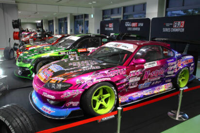 ドリフトマシンにショップも勢揃いで激アツ！　フォーミュラドリフトジャパンがブースを超えて「ゾーン」を展開【大阪オートメッセ2026】