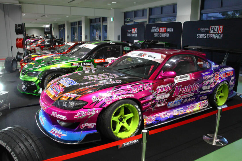 ドリフトマシンにショップも勢揃いで激アツ！　フォーミュラドリフトジャパンがブースを超えて「ゾーン」を展開【大阪オートメッセ2026】