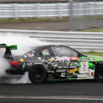 【画像】ドリフトマシンにショップも勢揃いで激アツ！　フォーミュラドリフトジャパンがブースを超えて「ゾーン」を展開【大阪オートメッセ2026】 〜 画像11