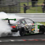 【画像】ドリフトマシンにショップも勢揃いで激アツ！　フォーミュラドリフトジャパンがブースを超えて「ゾーン」を展開【大阪オートメッセ2026】 〜 画像12