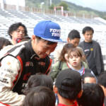 【画像】ドリフトマシンにショップも勢揃いで激アツ！　フォーミュラドリフトジャパンがブースを超えて「ゾーン」を展開【大阪オートメッセ2026】 〜 画像14