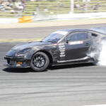 【画像】ドリフトマシンにショップも勢揃いで激アツ！　フォーミュラドリフトジャパンがブースを超えて「ゾーン」を展開【大阪オートメッセ2026】 〜 画像16