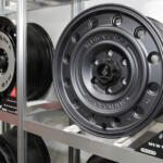 【画像】「ウェッズ」の新展開を見逃したらもったいない！　60年ものあいだ攻め続けてきた名門ホイールブランドは2026年も最新トレンドに切り込んだ【大阪オートメッセ2026】 〜 画像6