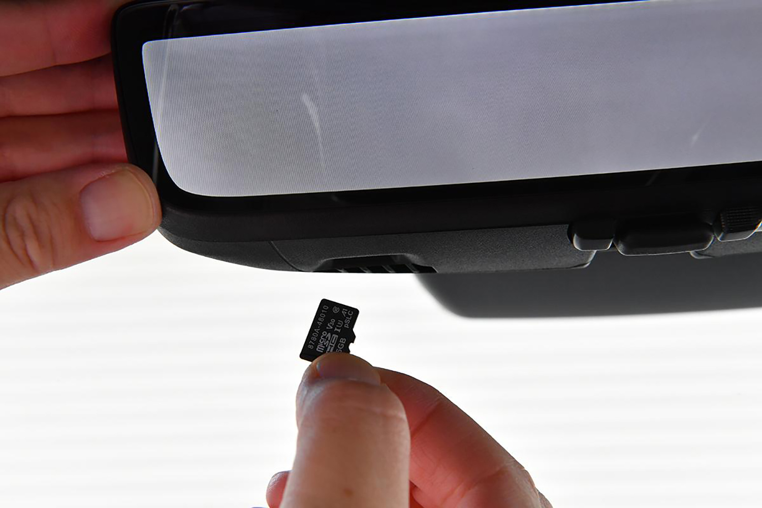 ドライブレコーダーからSDカードを抜き取るイメージ 〜 画像3