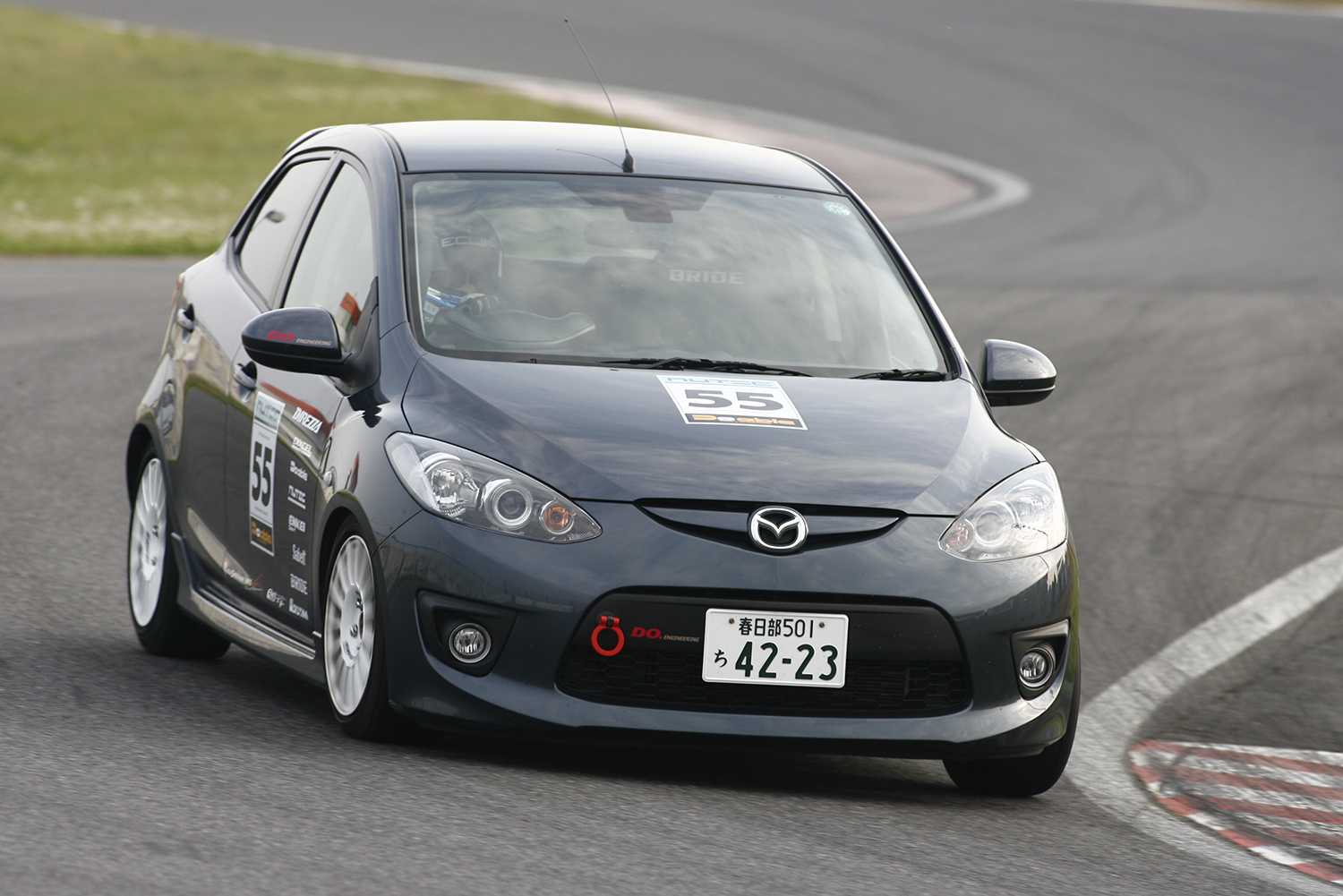 サーキットを走行するFF車