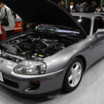 【画像】大人たちも納得のハイレベルな仕上がり！　トヨタ自動車大学校の学生たちが見せつけたレストアとカスタマイズに降参【大阪オートメッセ2026】 〜 画像1